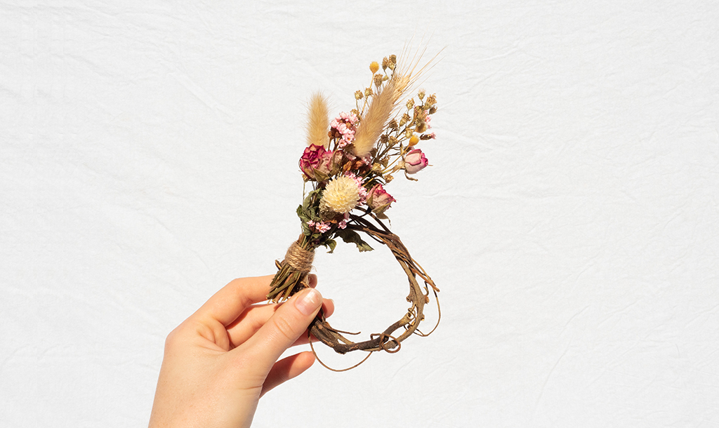 know the rose creates thoughtful, rustic-inspired floral art, fibre sculptures and installations. 